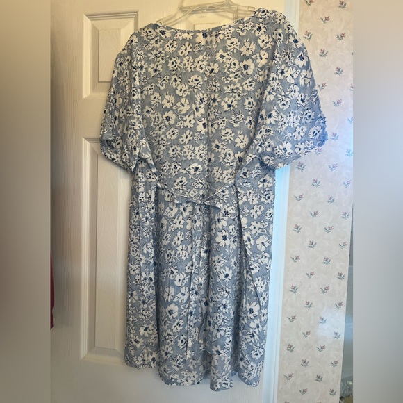 Blue maternity top with white flowers - Picture 2 of 3